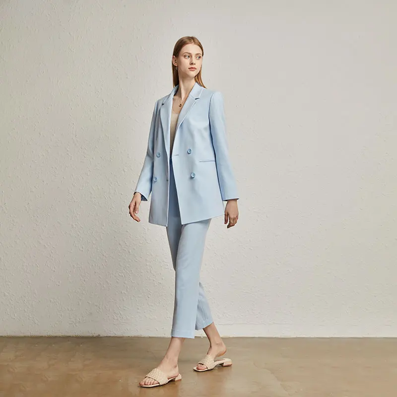 

Женский костюм из двух предметов: двубортный пиджак и брюки в полоску