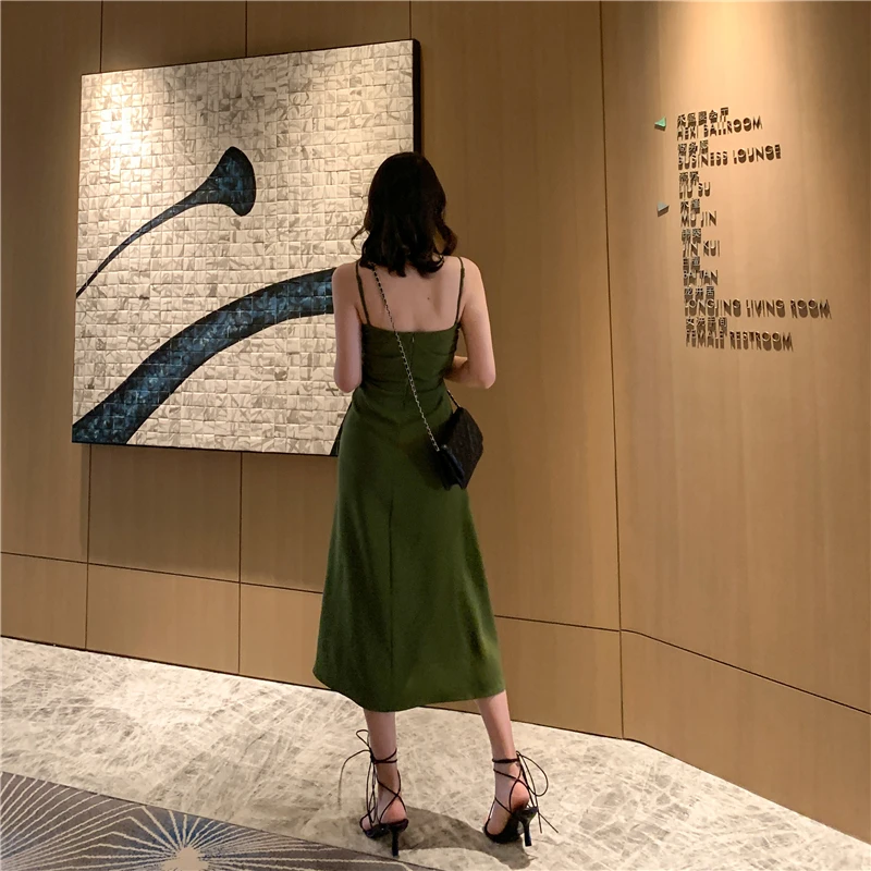 Женское летнее облегающее платье на тонких бретельках зеленое нестандартное