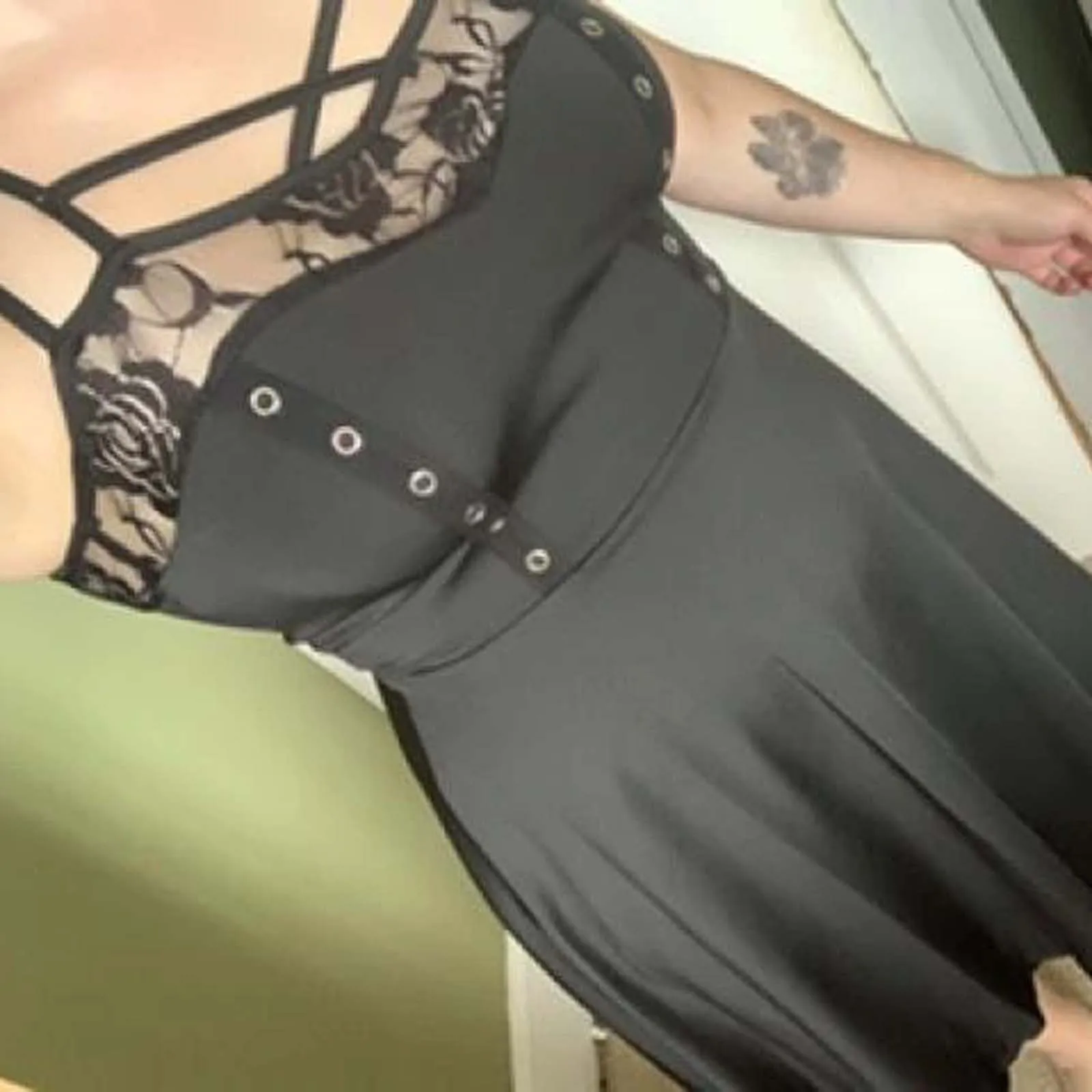 Мини-платье женское кружевное на тонких бретельках пикантный элегантный