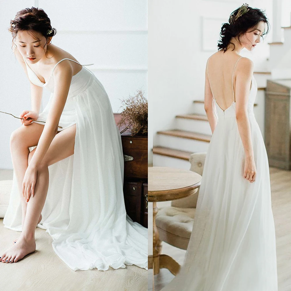 Простое шифоновое свадебное платье на тонких бретельках с открытой спиной