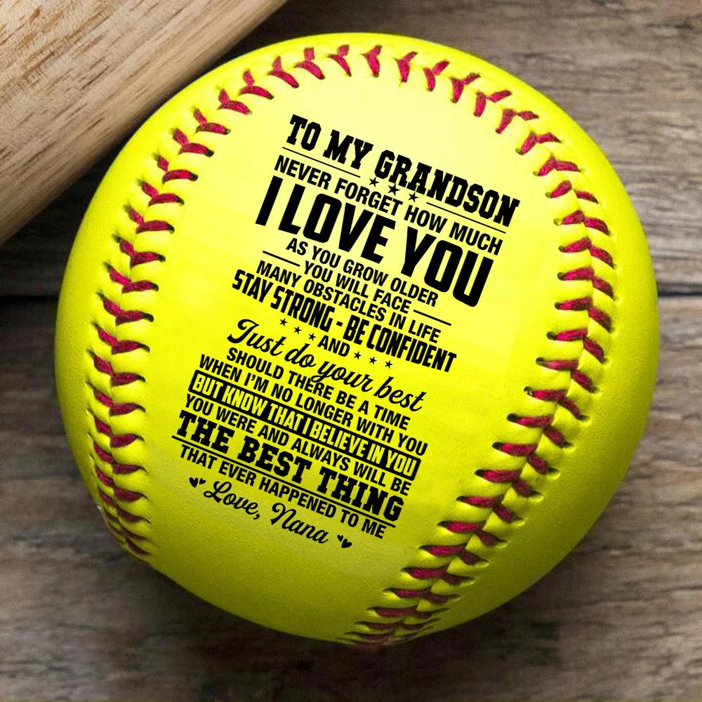 Бабушка подарила ей подарок на день рождения Рождество софтбол. |