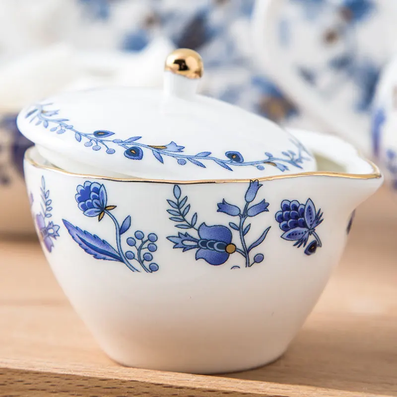 Кофейные чашки и блюдца в лаконичном сине-белом стиле из фарфора подходят для