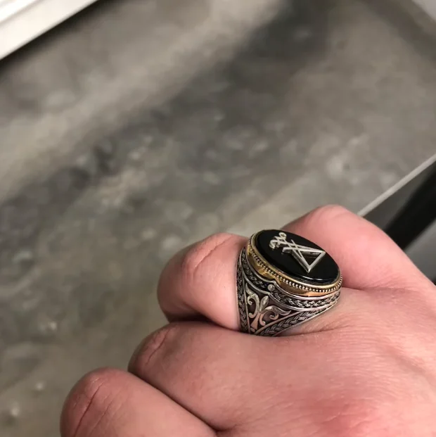 Мужское кольцо серебряного цвета ониксовый камень сидил Люцифера дьявол