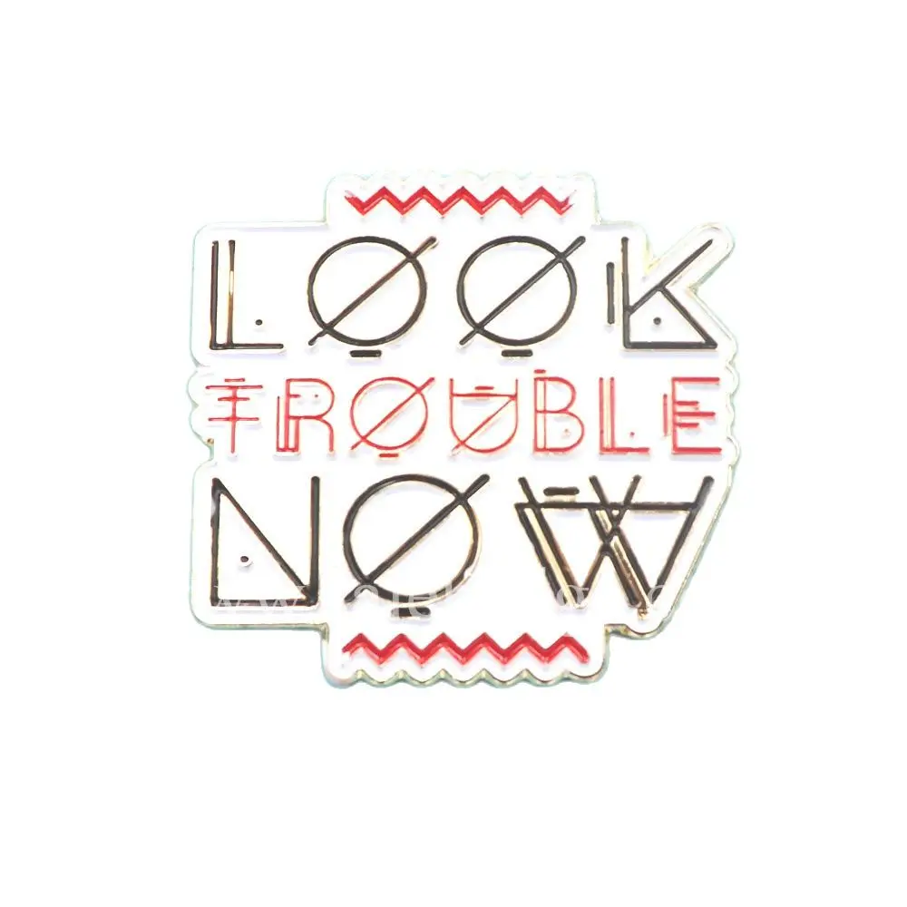 

Изготовленная на заказ Монограмма на белом фоне штампованная надпись Металлический Логотип этикетка мягкие эмалированные булавки для лац...