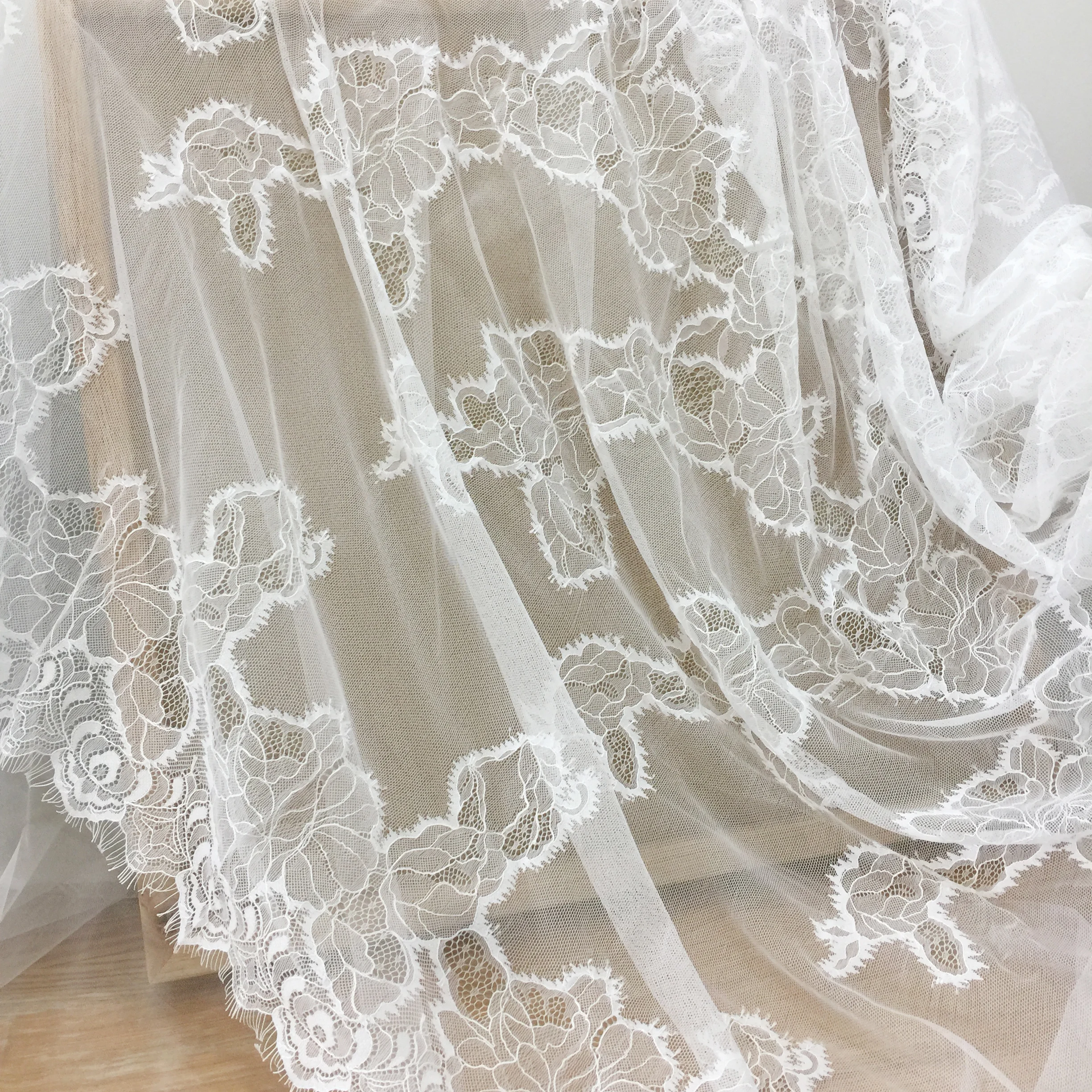 Кружевная ткань с волнистыми ресницами 3 метра Белая французская Шантильи мягкая