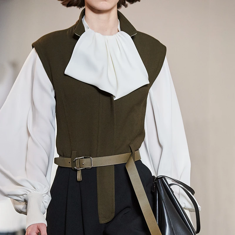 Женский комбинезон с завышенной талией цветными блоками без рукавов и белым