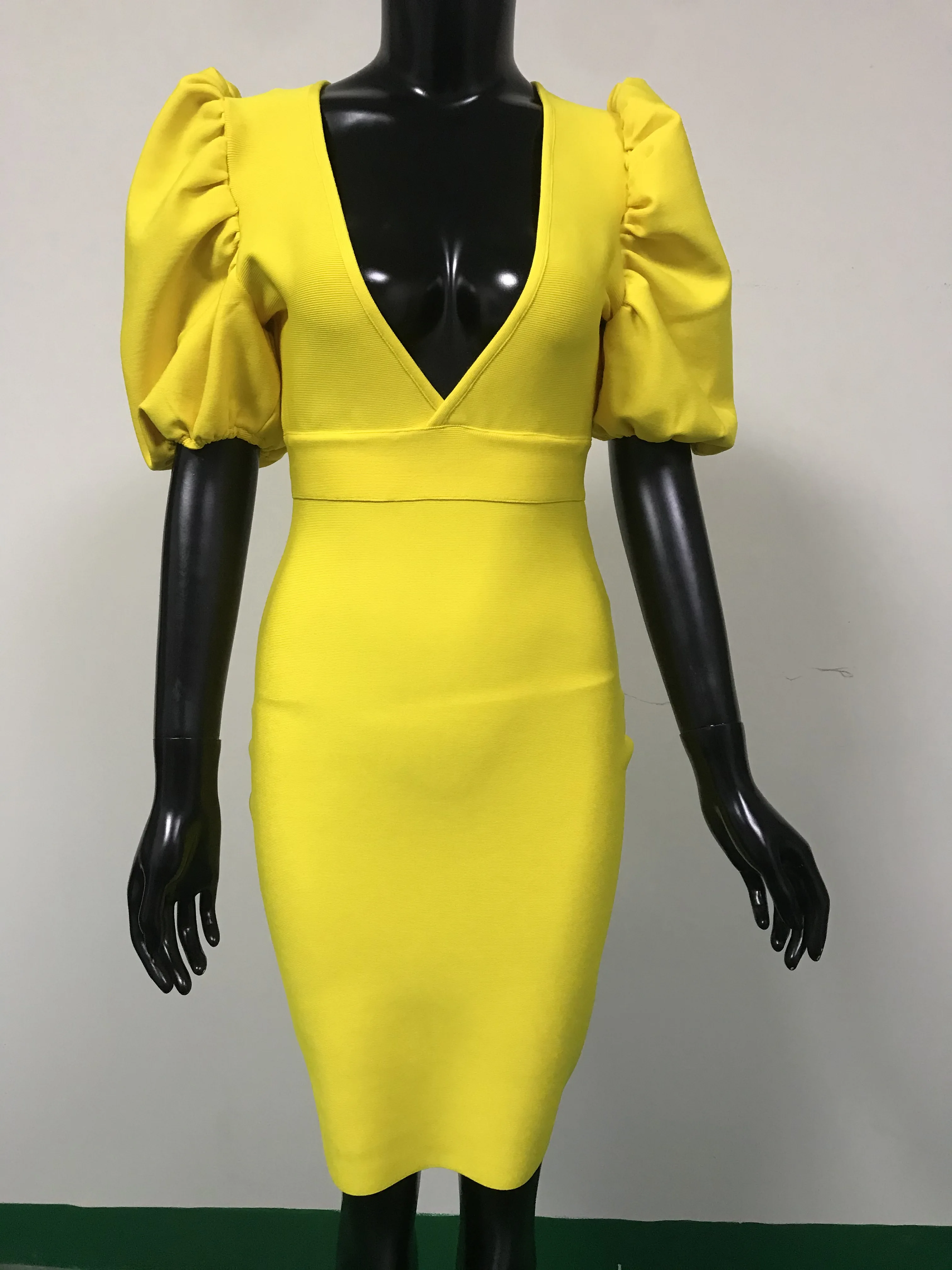 Женское короткое Бандажное платье желтое однотонное вечернее знаменитости с