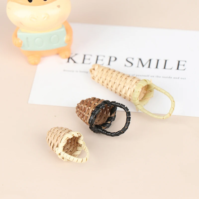 

1/12 Mini Cute Dollhouse Rattan Iron Frame Frame Hand-woven Vegetable Food Storage Basket Dolls Miniature Decoration
