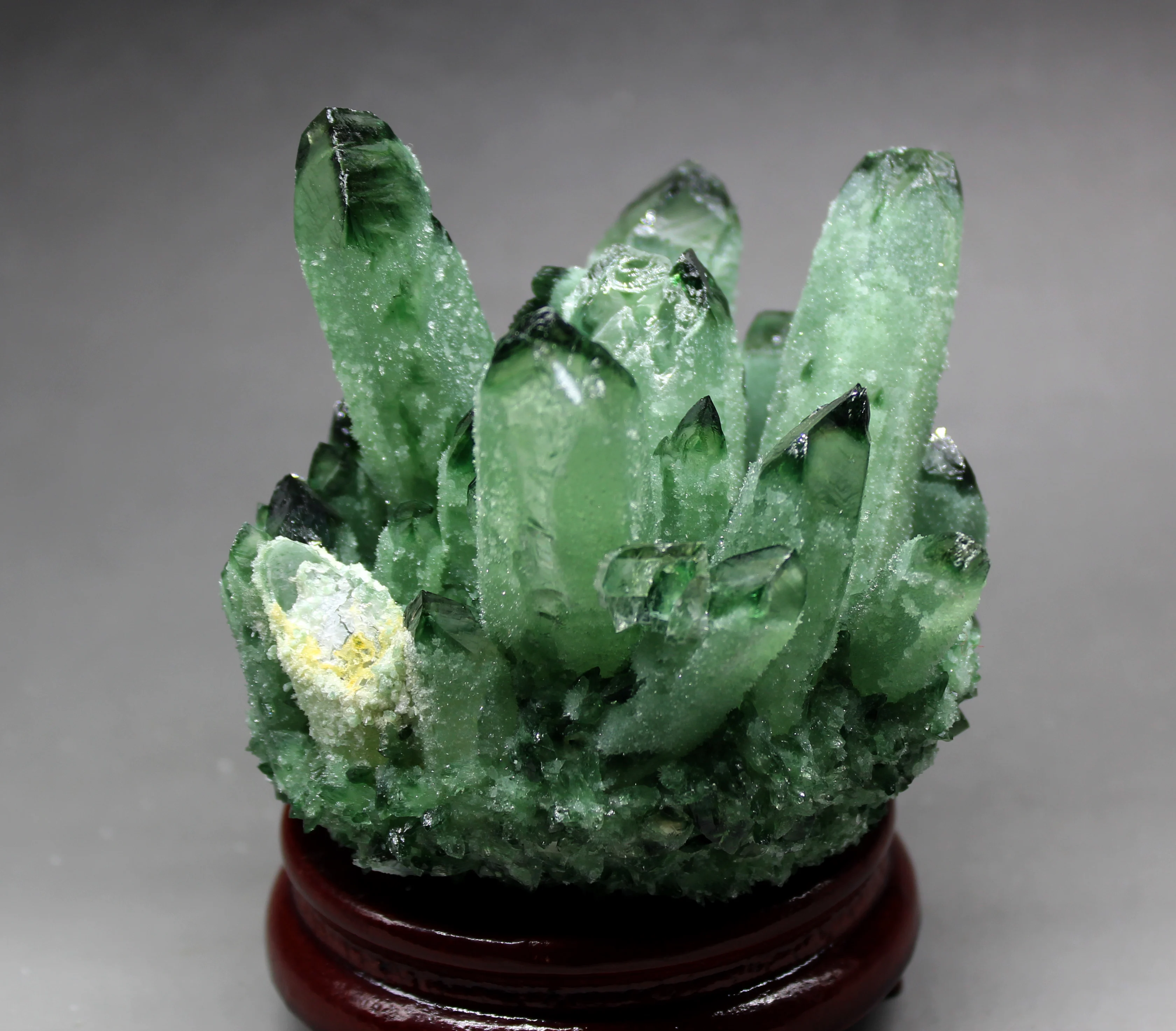 693 г натуральный зеленый Ghost Phantom Quartz Кристалл кластер кристаллы и камни лечебные
