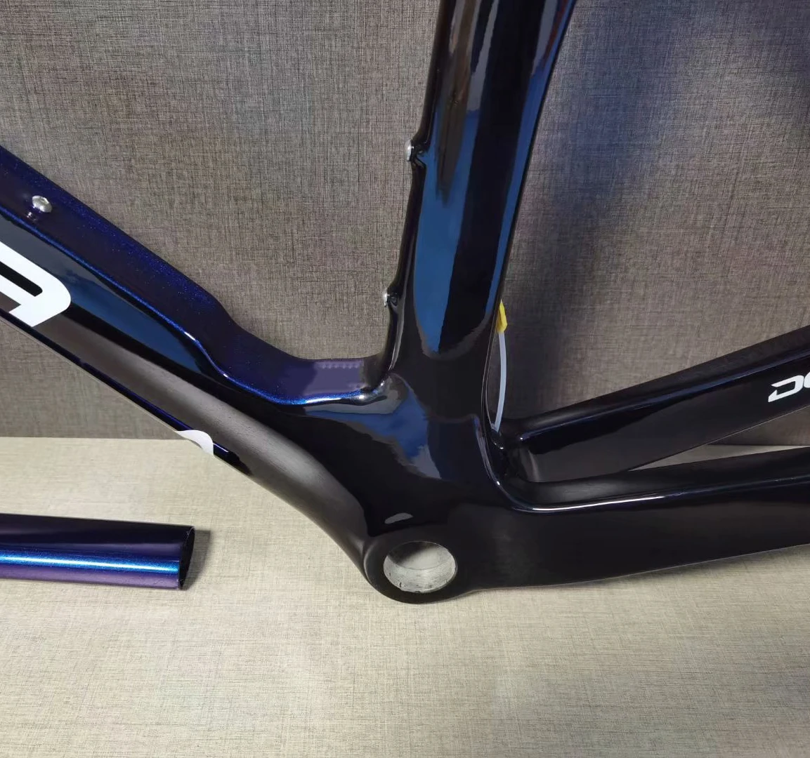 

Road disc brake 2021 new ultra-light F12 The frame includes: frame, handlebar, front fork, earphone, seat tube clamp, seat tube.