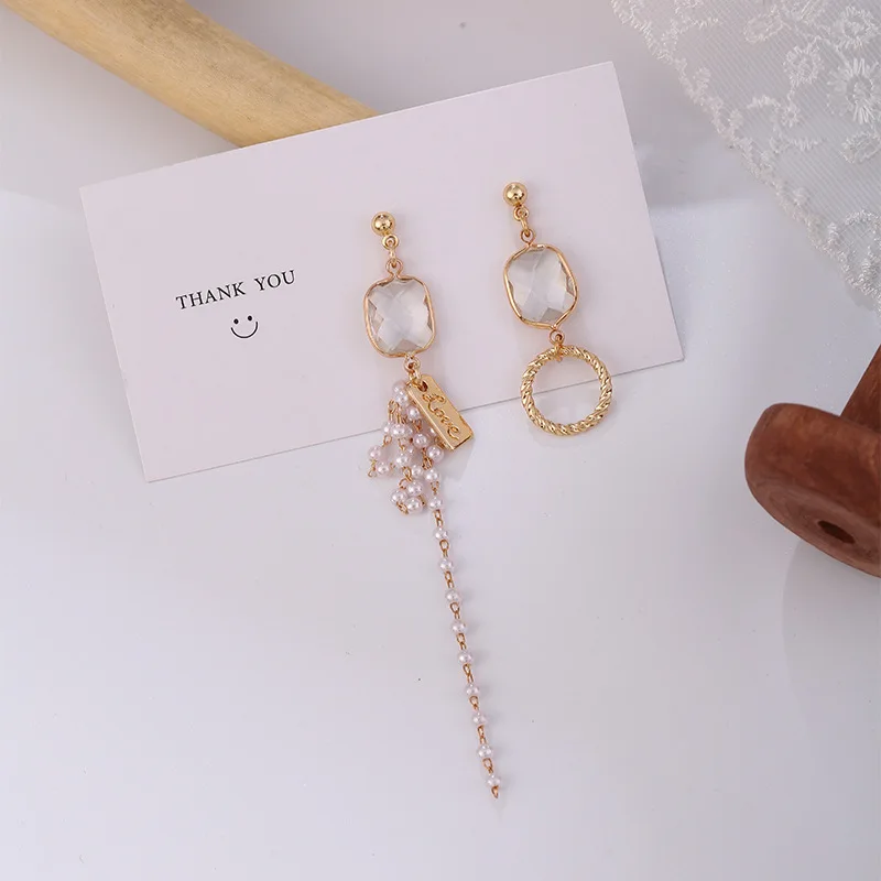 

Korean fashion creative sense of a few asymmetric hollow-out stud earrings, women's earrings, wedding gifts, 2020 new jewelry