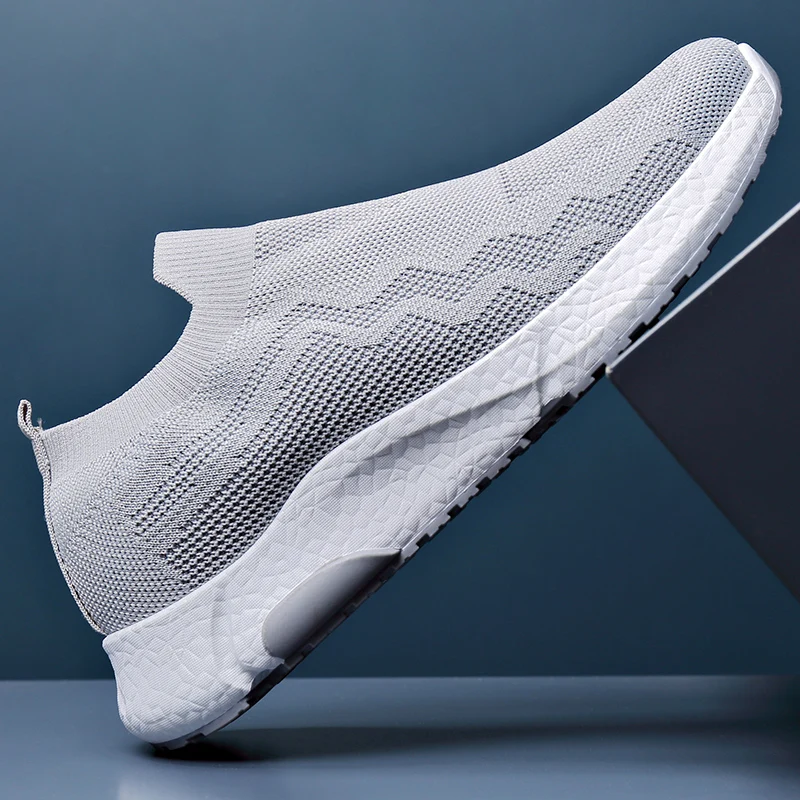 2022 New Slip on Casual Light Men's Running Shoes Breathable Weave Soft Men's Shoes Outdoor Walkong Non Slip Designer Shoes Men