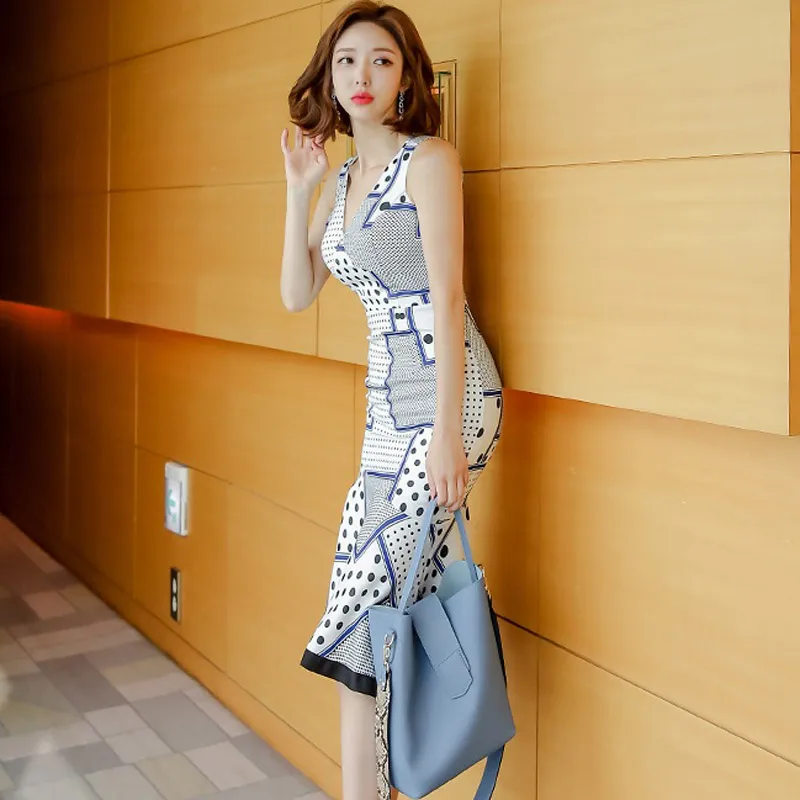 

Summer 2020 new Korean version of the ladies' temperament V-neck slim printed fashion bag hip fishtail dress