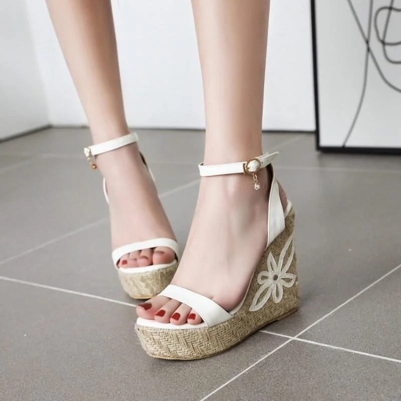 

2021 summer new Women's shoes summer straw woven slope heel high heel thick sole yellow pink large size sandals small size