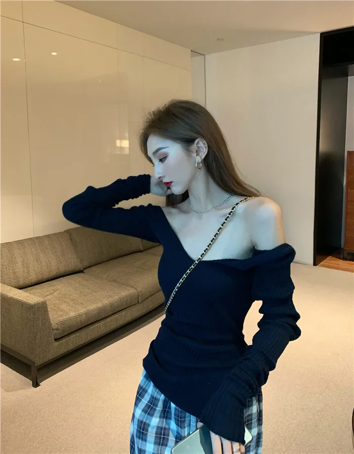 

Fall / winter 2020 new style retro square collar bottom sweater for women, fashion leakage back side split V-Neck Sweater