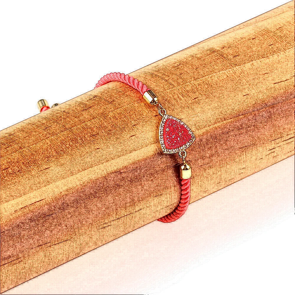 Женский треугольный браслет с фианитами красный на запястье украшенный