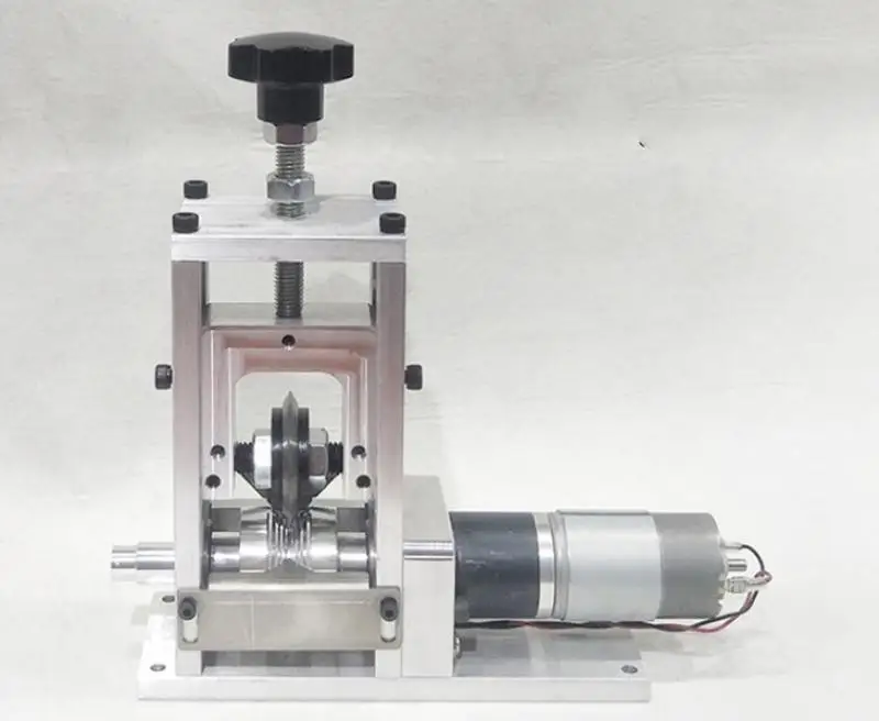 Автоматическая машина для зачистки проводов с циферблатом отходов кабеля