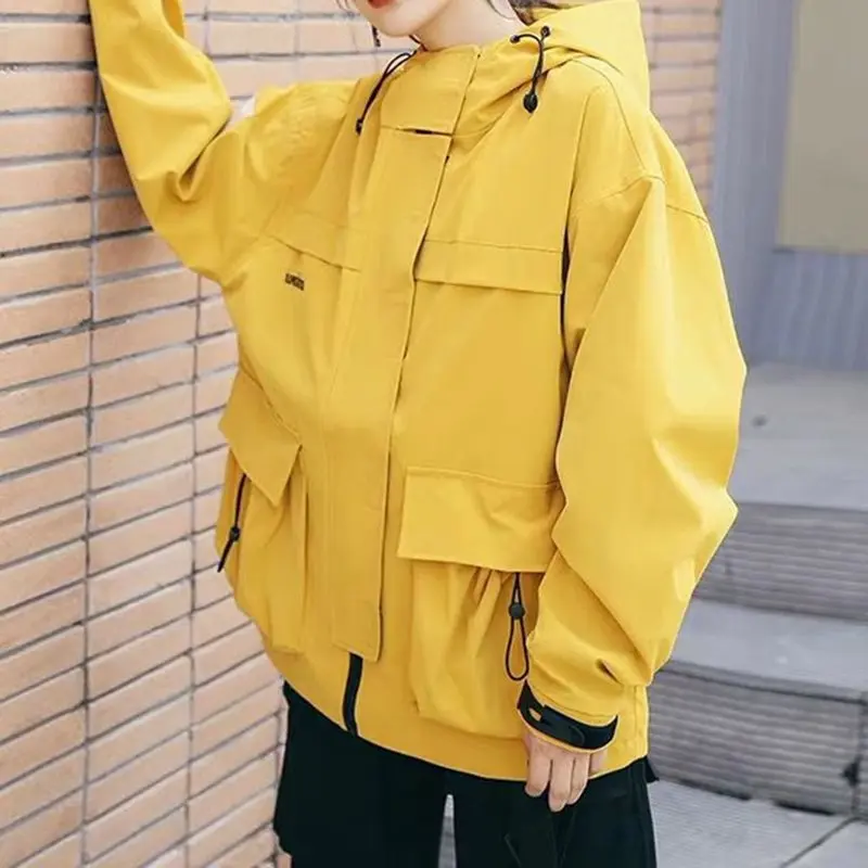 Женская куртка бомбер оверсайз желтая Свободная с капюшоном и карманом в стиле