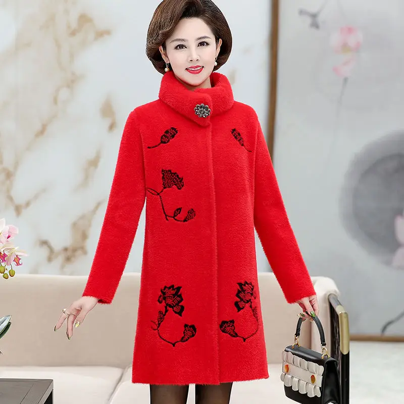 Элегантное женское пальто из искусственной норки среднего возраста трикотажное