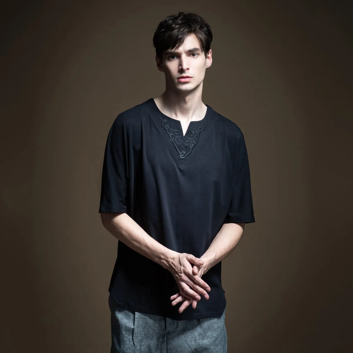 

Pinli 2020 Summer New Loose V-neck Embroidery Solid Color Casual Men's Fashionable Short-sleeved T-shirt B202111344