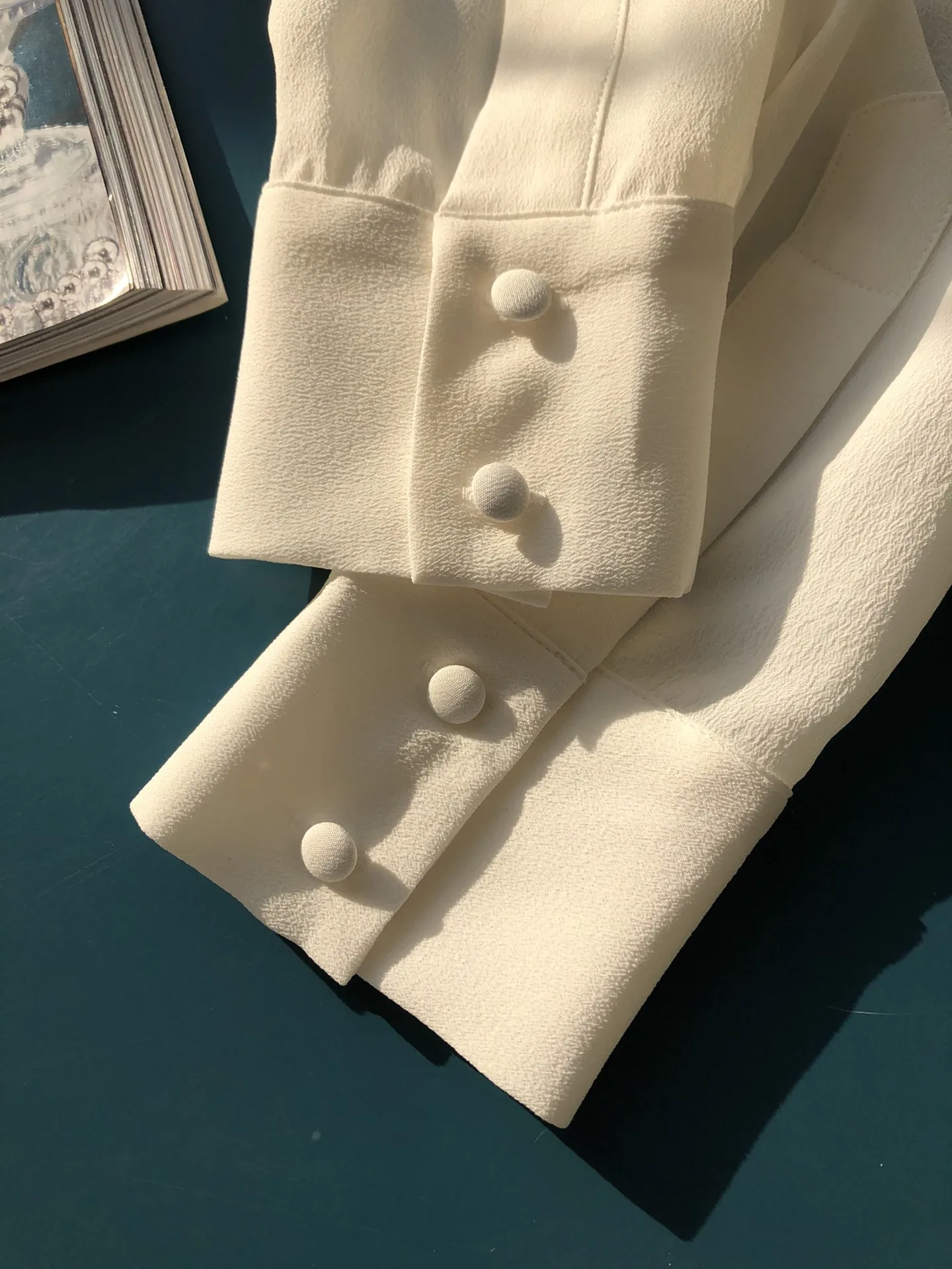 

Silk 2021 100% Spring and Autumn New Retro Suit Collar Single Row Small Bag Button Long-sleeved White Shirt Women