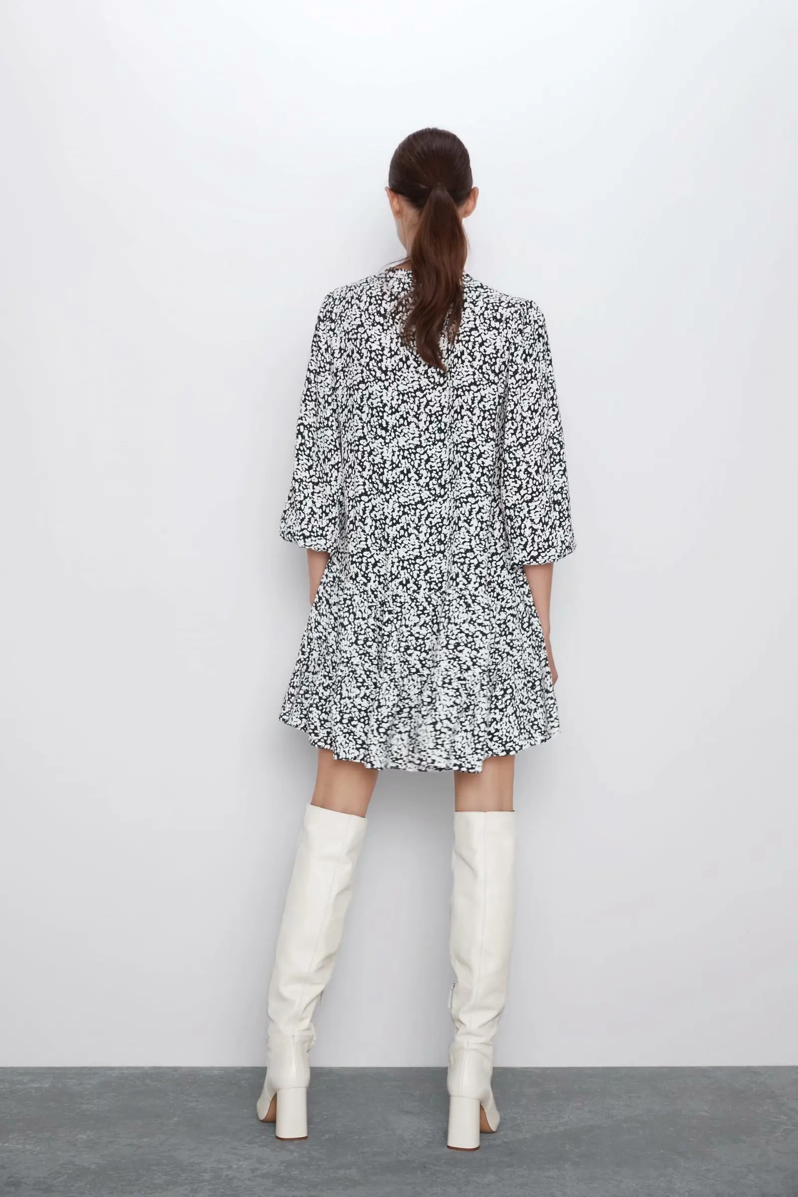 Женское Плиссированное воздушное мини-платье с принтом и v-образным вырезом