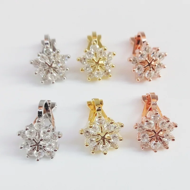 Модные женские серьги-гвоздики с кристаллами в виде снежинок разразы стильные