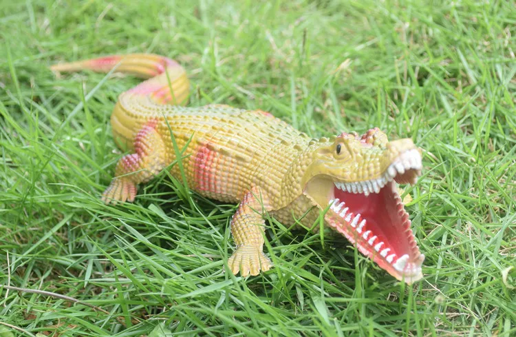 

1Pcs Simulation crocodile Rubber Toy Safari Garden Props Joke Prank Gift About Novelty and Gag Playing Jokes Toys 30cm