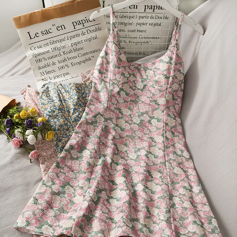 Женское приталенное платье средней длины милое с цветочным принтом и высокой