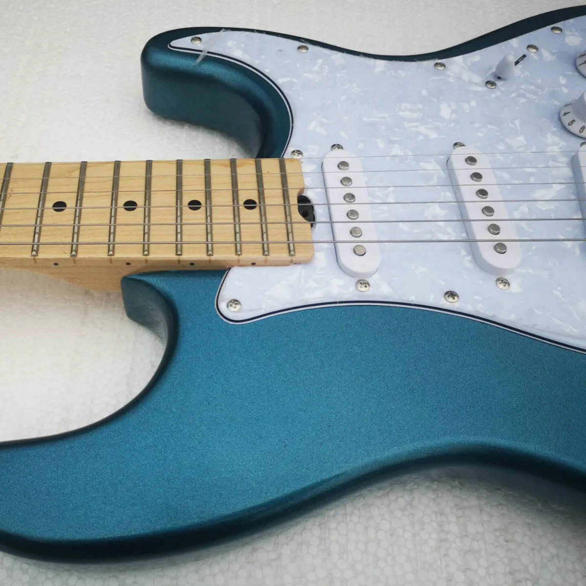 

Top quality FP-ST1107 Metal blue color solid body white pickguard maple fretboard tremolo Elite electric guitar, Free shipping