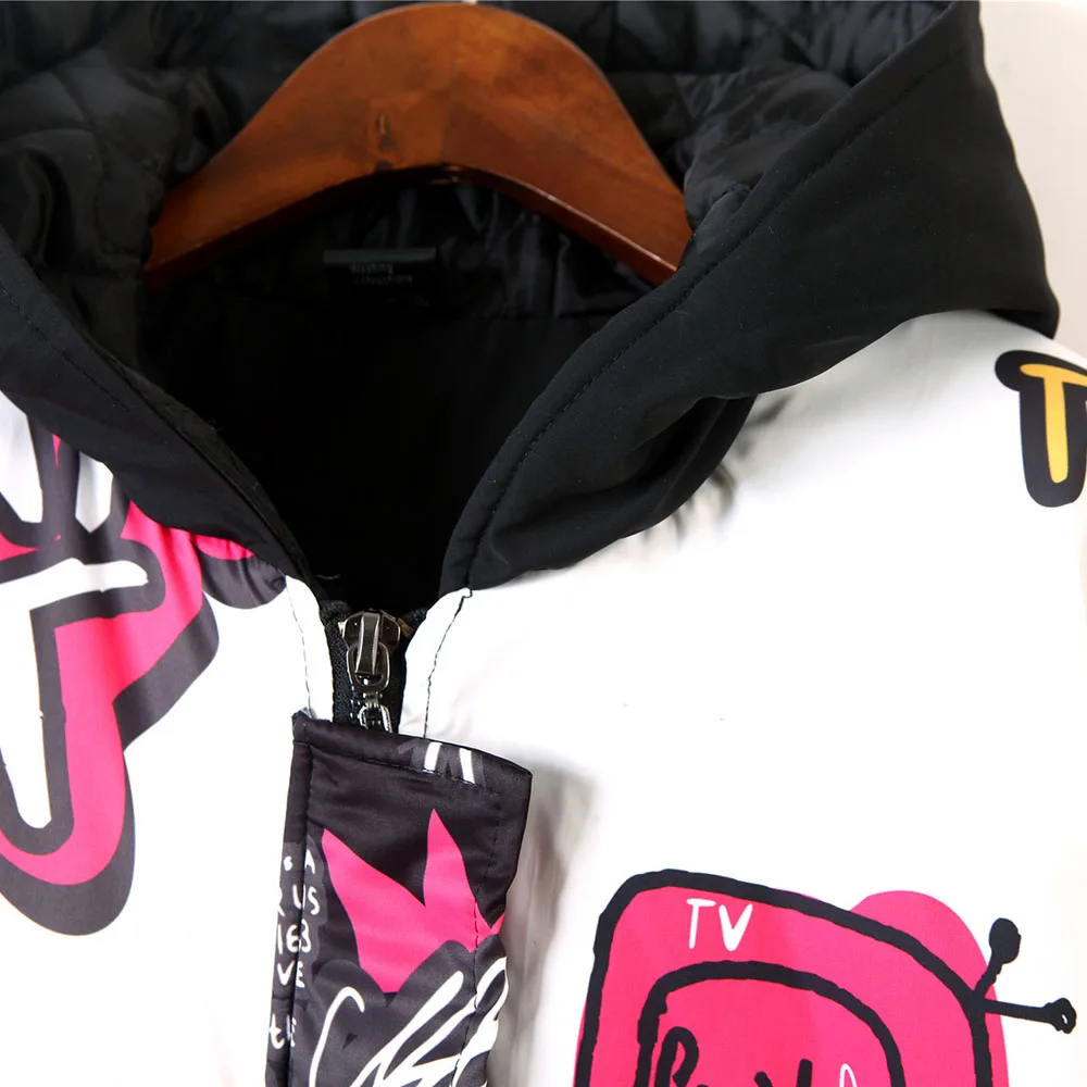 Зимняя женская хлопковая стеганая куртка с капюшоном на молнии мультяшным