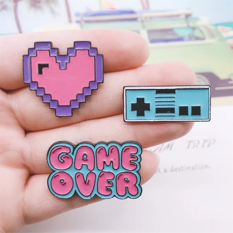 Мультяшная милая розовая эмалированная брошь в форме сердца с надписью Love Game Over