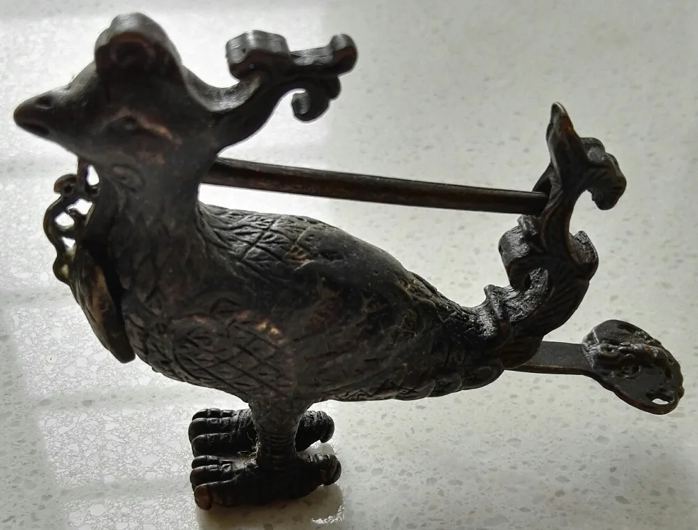 

Коллекция скульптур птиц в древнем шкафу дверной замок