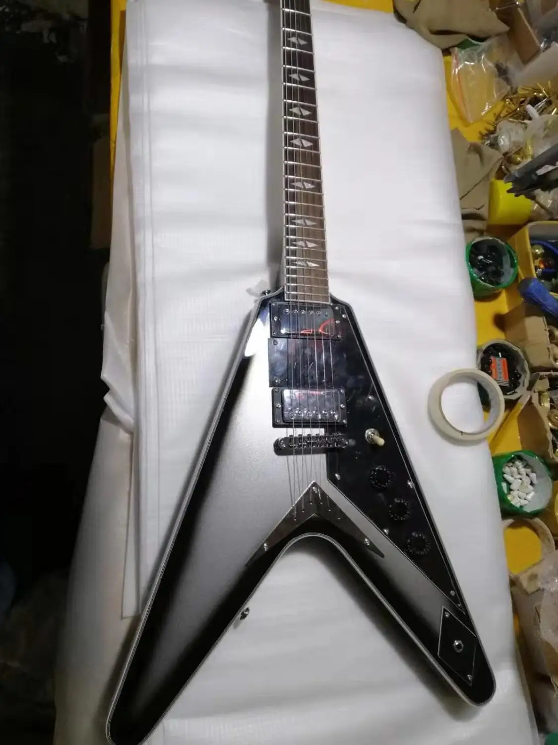 Изготовленная на заказ Фабрика Гитара. Серебристые металлические части