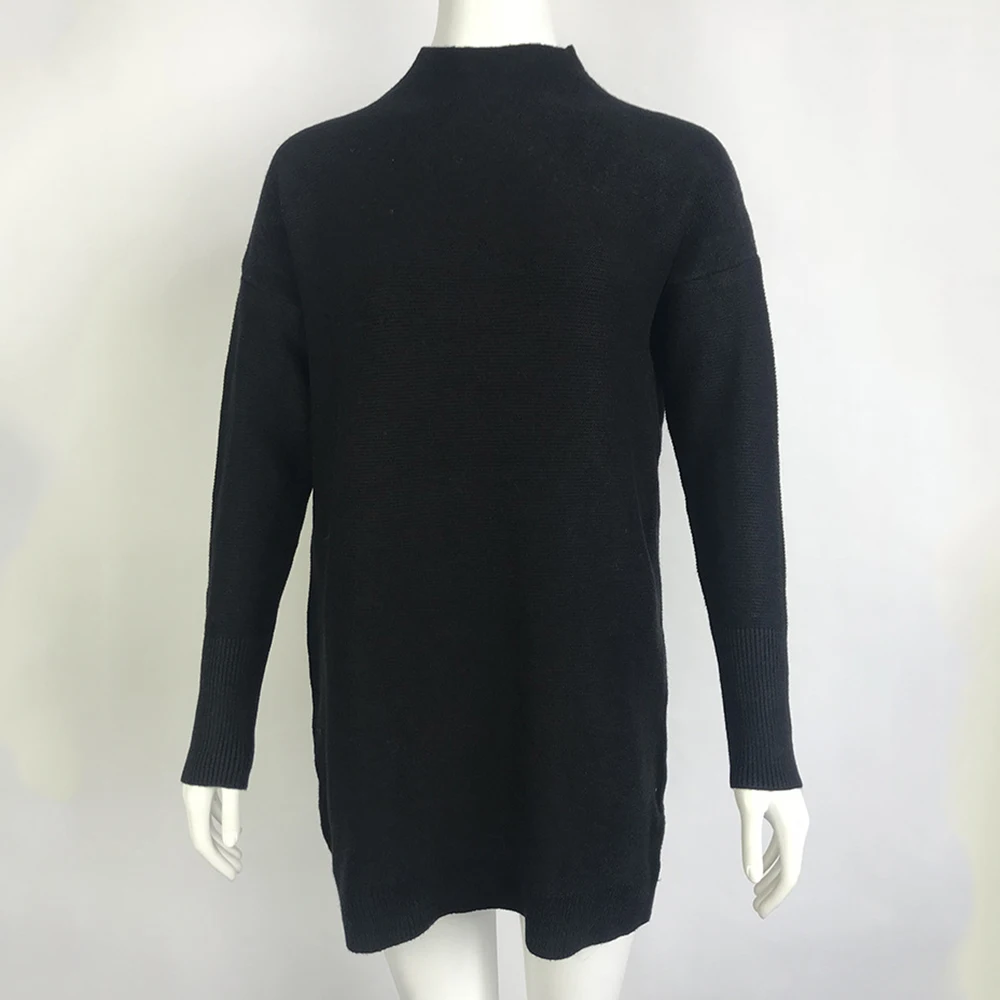 Женское платье-пуловер с длинными рукавами белого и черного цвета на осень зиму