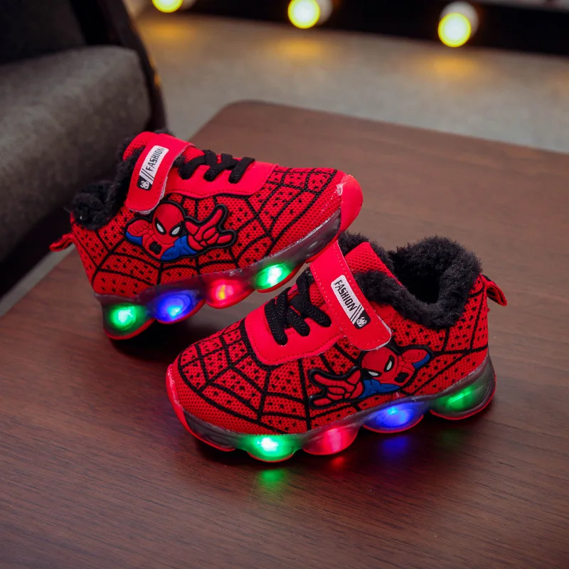 ботинки для ребенка светящиеся. детские красивые светящиеся ботинки для мальчиков. светящиеся кроссовки для мальчиков. детские красивые светящиеся ботинки для мальчиков. ботинки с подсветкой для мальчиков.