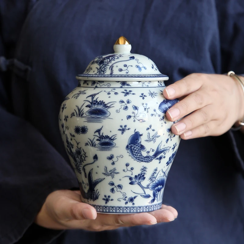

Antique Blue and White Porcelain Sealed Tea Caddy Desktop Decoration Bottle Box Fish Pattern Ceramic Storage Jar Candy Nut Jar