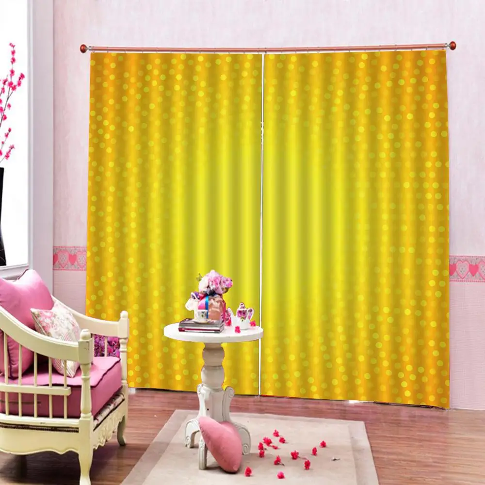 Желтая яркая занавеска с кругами и точками абстрактная теплая на солнечной