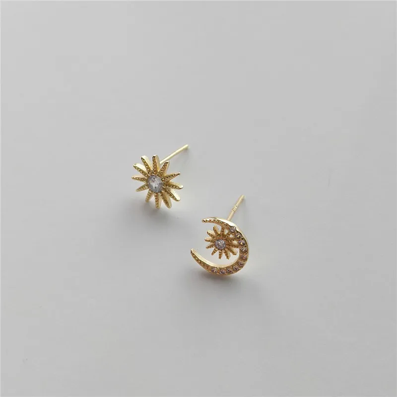 Серьги гвоздики женские Асимметричные из серебра 925 пробы с Луной и