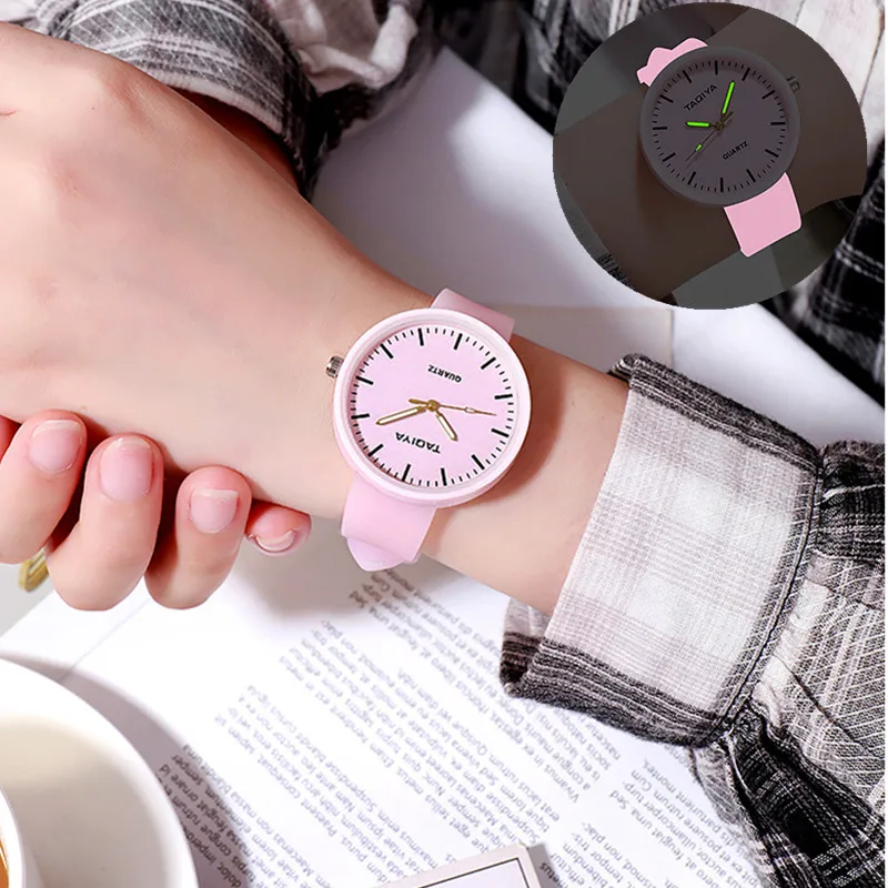 Часы наручные женские кварцевые модные светящиеся с силиконовым ремешком |