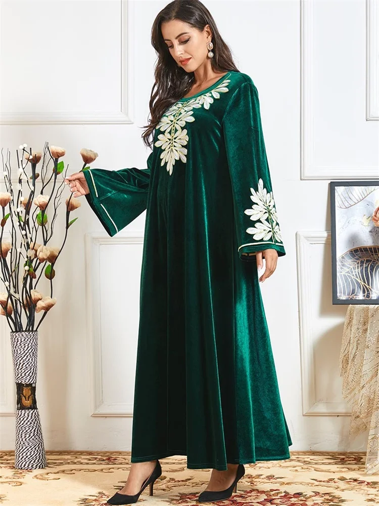 Бархатное платье-макси с длинным рукавом круглым вырезом и вышивкой | Женская