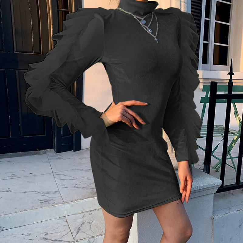 Неоновое зеленое мини-платье с высоким воротом и длинными сетчатыми рукавами