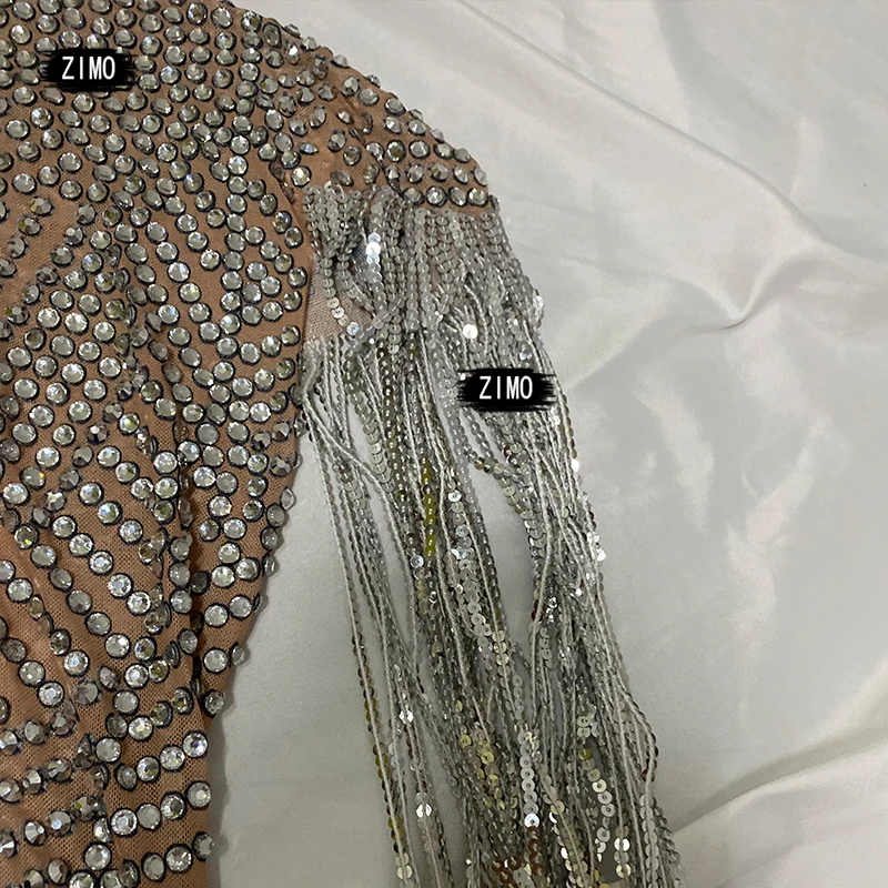 Блестящее серебристое мини платье стразы с блестками и кисточками сексуальная
