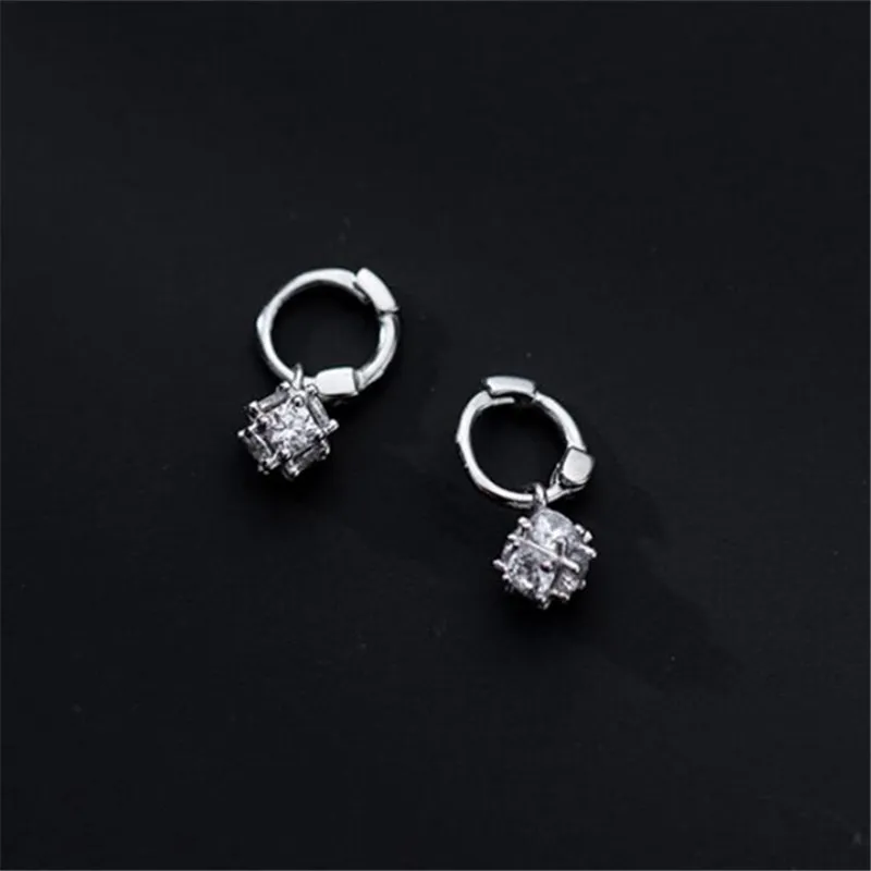 

Серьги-гвоздики женские круглые из серебра 925 пробы с цирконом