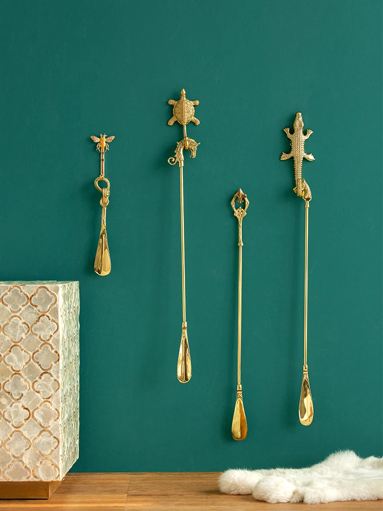 Brass Long Handle Shoehorn European Retro Shoe Lifter Home Entrance Decoration Copper Carved Shoe Horns Classical Home Decor