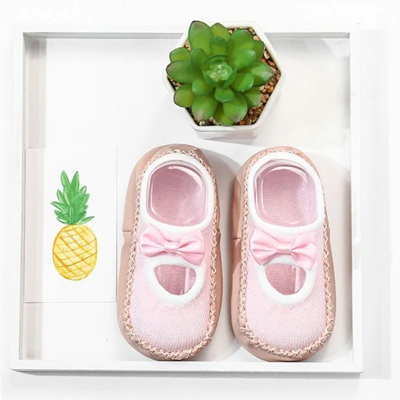 Теплые нескользящие носки тапочки для малышей осенние хлопковые с бантом