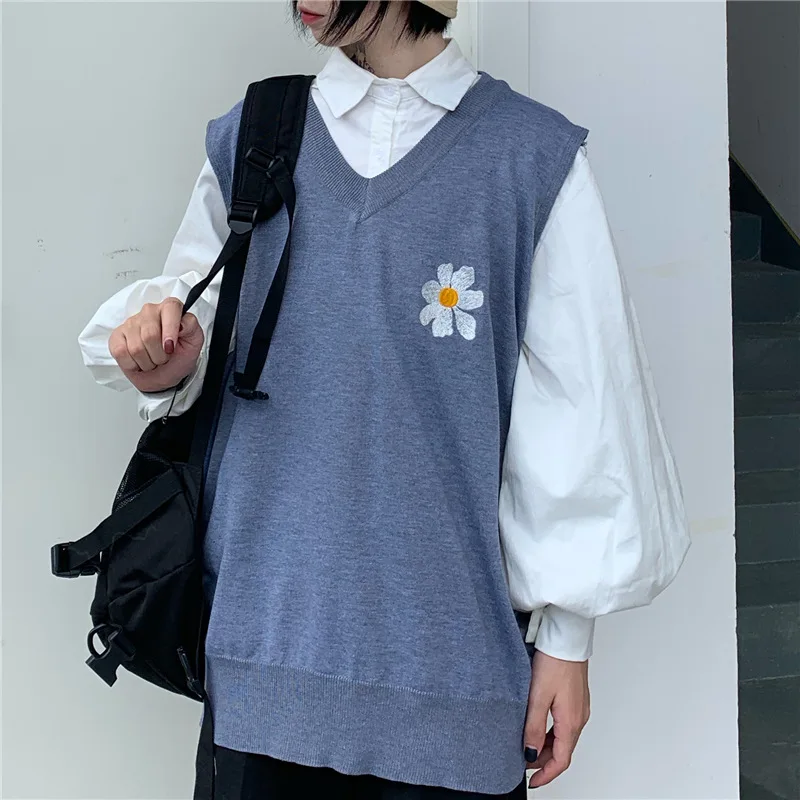 Женский трикотажный свитер без рукавов с цветочной вышивкой |