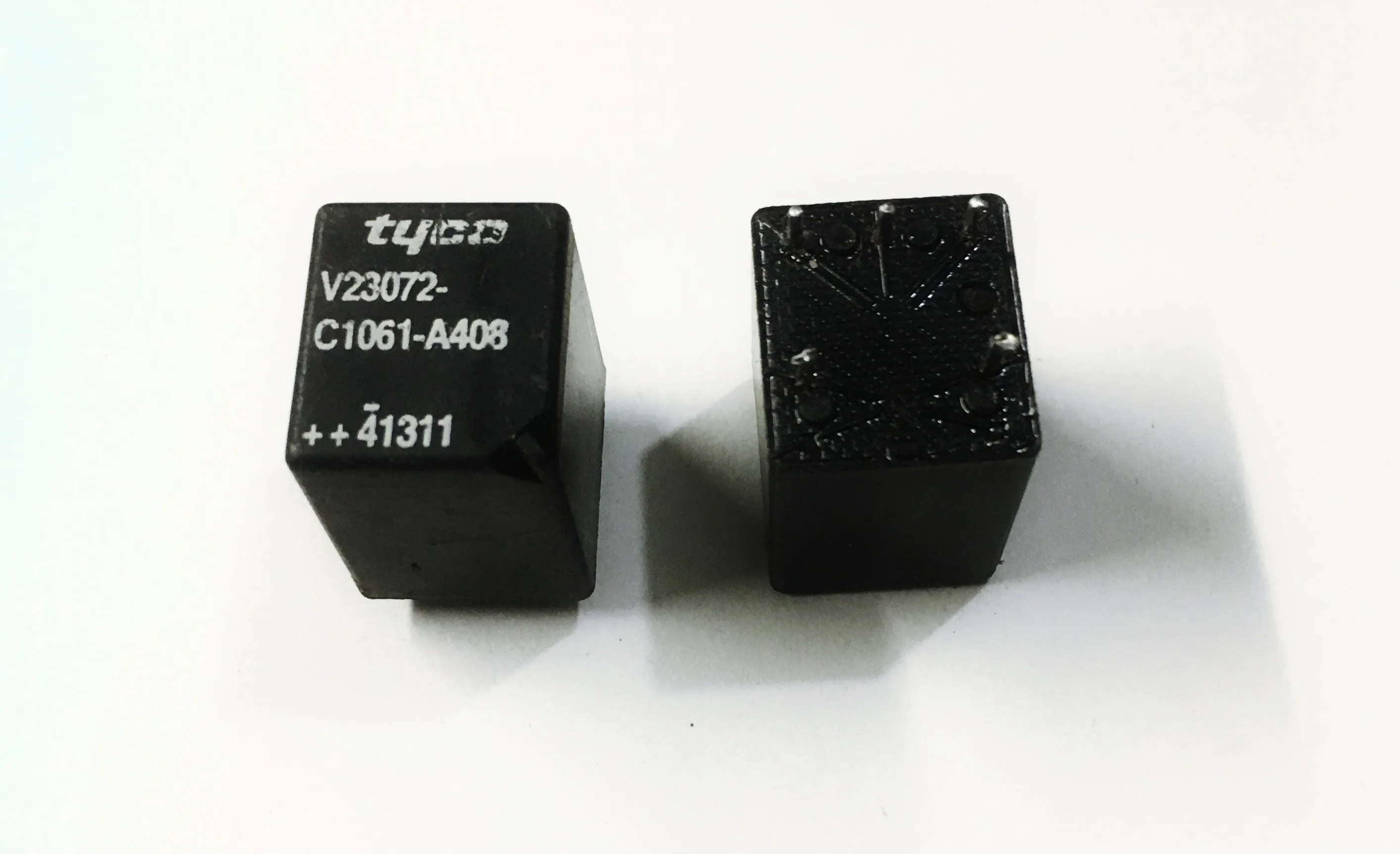 5 шт./лот 100% оригинальное автомобильное реле V23072-C1061-A408 V23072 C1061 A408 5PIN 12VDC |