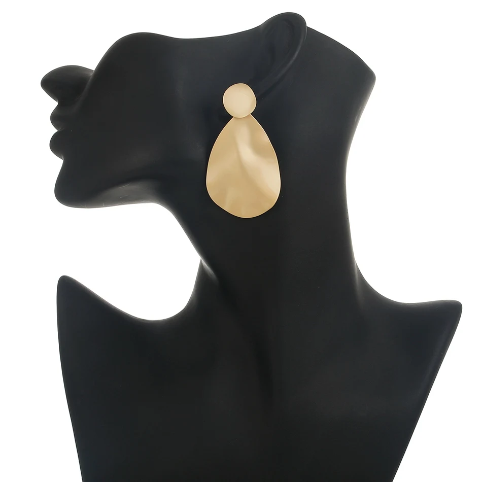 Подходящие модные серьги для