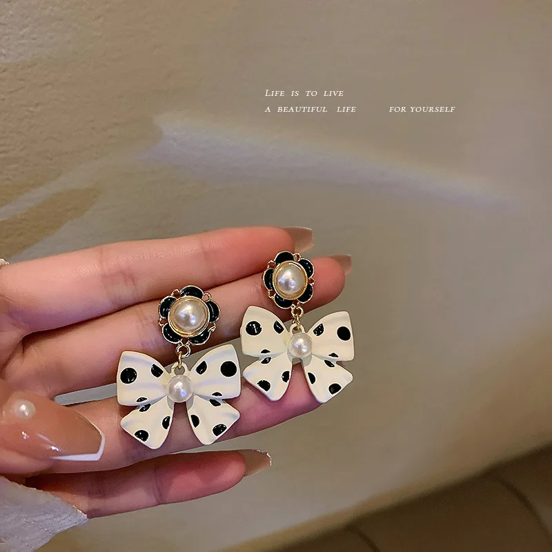 

Korean Design 925 Silver Needle Pearl Flower Bow Point Retro Lady Fan Fashion Earrings